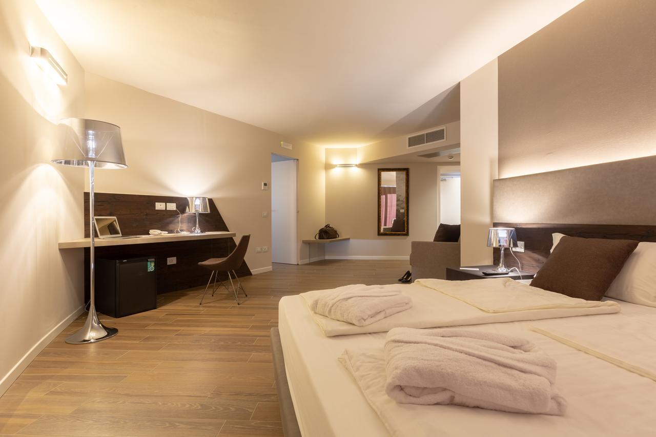 Pace 1954 Hotel Arco
